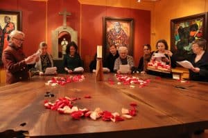 Continuing to read together and passing the rose petals led by Academy member Alla Moiseenkova